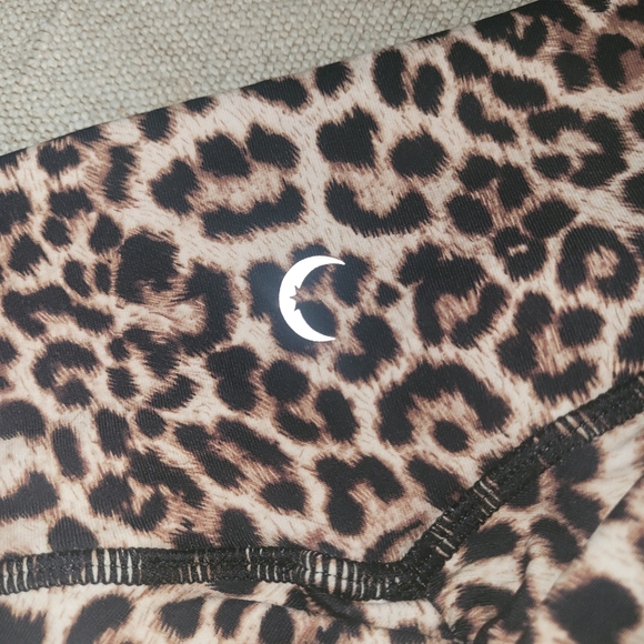 Zyia Leopard Scrunchy Light and Luxe Leggings - Picture 7 of 8